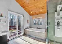 Summer Chalet I EV Charger Sauna I Hot Tub I Movie Room & Firepit I PET Friendly - Chambres d'hôtes Blakeslee