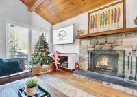 Ski Chalet I EV Charger Sauna I Hot Tub I Movie Room & Firepit I PET Friendly - B&B Blakeslee