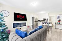 6BR Family Friendly Retreat, Separate Floors, 5 Minutes Walk to The Fallsview with Free Parking & Wine - Chambres d'hôtes Chutes Niagara