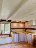 Renovated Cottage By Lake Rydbos - Chambres d'hôtes Alingsås