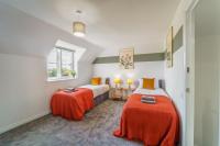 Stylish 4-Bedroom Retreat with Free WiFi & Netflix, Accommodates 8, Family-Friendly - Bed and Breakfast Swindon