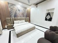 Habitación con cama extragrande.