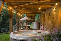 Whistler Retreat - Hot Tub, Fireplace, and Mountain Views! - Chambres d’hôtes Whittier