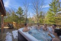 Family-Friendly Home w Hot Tub Fire Pit Games - Chambres d'hôtes Swanton