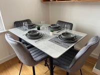 Spacious Duplex Apartment in Greater Manchester - Fast Wifi - Kingsize Bed - Chambres d’hôtes Oldham