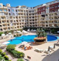 Estudio con vistas a la piscina