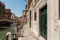 Cannaregio Retreat with Canal View - B&B Venice