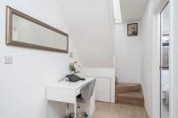 Stylish 3-Bedroom Tottenham Home with Private Garden - Free WIFI & Parking on Request - B&B Londra
