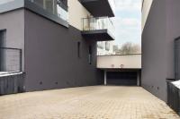 Spacious Apartment with Parking & Balcony by Noclegi Renters - B&B Bałuty