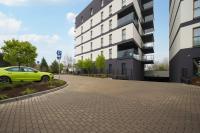 Spacious Apartment with Parking & Balcony by Noclegi Renters - B&B Łódź