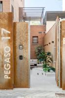 Square Rooms by Charming, cerca del aeropuerto y con un pequeño gimnasio - B&B Madrid
