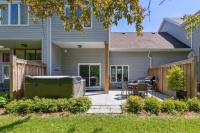 Townhouse with Hot Tub near Blue Mountain Village - 162 Vacation Inn - Chambres d'hôtes Collingwood