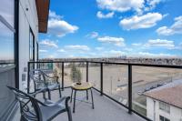 Family Modern 1BR and Den Condo - Apartment with City View, Downtown, Balcony, Free Parking & In-Suite Laundry! - B&B Calgary