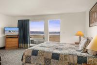 Oceanfront Condo - Beach Access - King Bed & Full Kitchen - Pool and Hot Tub - B&B Lincoln City