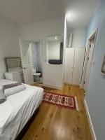 En Suits room with your own bathroom and toilet - Chambres d'hôtes Londres