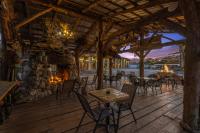 Stonegate Lodge King Bed, WIFI, 50in Roku TV, Salt Water Pool Room #108 - Chambres d'hôtes Eureka Springs