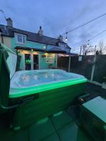 Gwens House - Holiday Cottage With Hot Tub - Bed and Breakfast Brynsiencyn