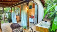 Aruana Suites com Cafe da manha,Piscina, Reserva Natural da Sapiranga 5km da Vila de Praia do Forte - Chambres d'hôtes Castelo da Tôrre