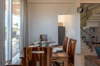 ELIVAAS Signature White House 4-BHK Villa with Panoramic Hill Views, Glass Room, Outdoor Pool & Dam nearby - B&B Igatpuri