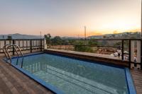 ELIVAAS Signature White House 4-BHK Villa with Panoramic Hill Views, Glass Room, Outdoor Pool & Dam nearby - B&B Igatpuri
