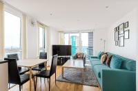Stylish 2BR Gem with Balcony, 5 min Stratford Station - Ferienwohnung London