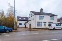 Modern 5-Bedroom House with Parking, Perfect for Large Groups - Bed and Breakfast Westhoughton