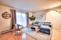 Free Parking! Montreal Comfort Value Convenience! Full Kitchen, Fast Wifi, Workspace, Smart TV! - B&B Montreal