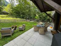 Modern Garden Chalet APT With SPA and Pool - B&B Château-d'Oex