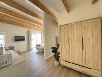 Zimmer mit Kingsize-Bett und Balkon