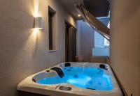 Devina Residence 2025 , Luxury City Jacuzzi Apartment - B&B Chionáto