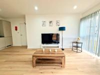 The Romford Luxe Haven - Fully Furnished 2BR - B&B Dagenham