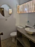 Habitación con cama grande y vistas al mar