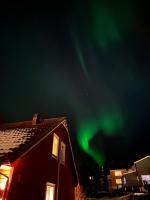 Half of a semi-detached house with 2 bedrooms, 1100 m to city center! - Chambres d'hôtes Tromsø