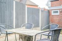 M5 Spacious Stylish Full Kitchen 2Bath Premium Beds Electric Sofa Recliners Smart TVs Netflix Underfloor Heating Instant Hot Water FastWifi - B&B Smethwick