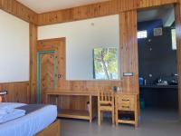 Habitación con cama extragrande y vistas a la montaña