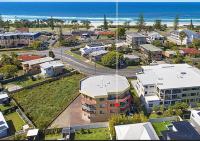 Steps to beach - family friendly - private balcony & views - easy stroll to cafes - Bed and Breakfast Kingscliff