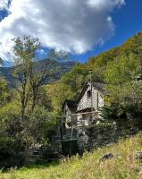 Rustic on the Verzasca River - B&B Corippo