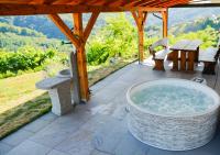 Jacuzzi & Vineyard Retreat - B&B Podlehnik