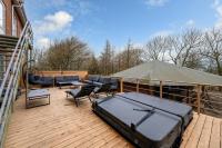 Large Pool House With 15 Bedrooms And Lots Of Activity Options - B&B Erslev