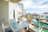Luxury Marina Retreat by Sweu Collective - V&A Waterfront Balcony & Canal Views - Bed and Breakfast Kaapstad