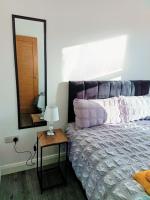 Modern 1 Bedroom Apt 5 near City Centre Parking - B&B Belfast