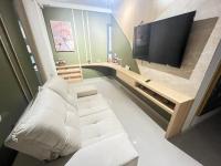 Ritmo Bueno! Super Local com 2 Quartos com ar e varanda Gourmet!! - Bed and Breakfast Goiânia