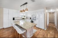 Coastal Escape- 4 Minute Walk to the Beach! - Chambres d’hôtes Clearwater Beach