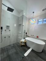 Chic Luxe Spa Retreat Light Filled King Bed Garage - B&B Chicago