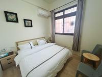 Zimmer mit Queensize-Bett und Gemeinschaftsbad