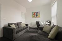 2 Bed Apartment in Chesterfield with FREE parking - Sleeps upto 5 - PERFECT for Workers & Professionals - Hosted by StayHostSave - Chambres d'hôtes Chesterfield