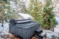 Cozy Chalet With a Panoramic Lake View and Spa - Bed and Breakfast Chertsey