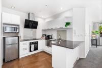 City-centre living meets comfort by Zodiak Stays - B&B Auckland