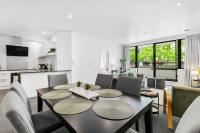 Central 2BR with Covered Balcony Zodiak Stays - B&B Auckland