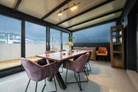 Rooftop Palette Retreat - Luxury 2BR with Patio - B&B Voluntari